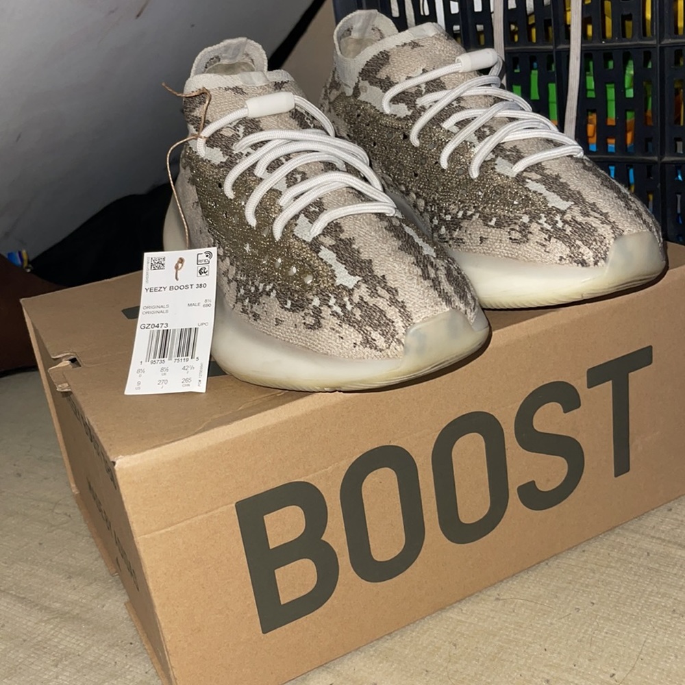 380 Boost Yeezy’s - Picture 4 of 7